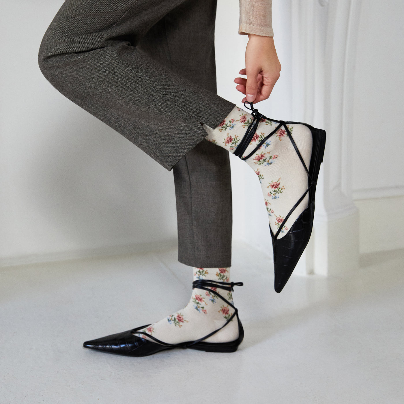 Flowers - women's socks - ecru cotton