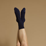 Chaussettes courtes bleu marine pailletées unies pour femme, style élégant.
