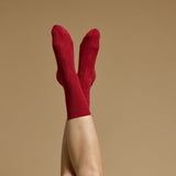 Chaussettes courtes rouges unies pour femme, maille fine et bord côtelé.