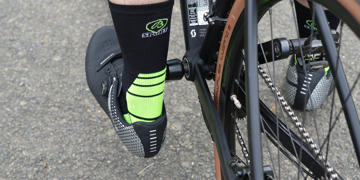 Chaussette Cyclisme Homme Lot De 2 Paires De Chaussettes De Cyclisme Mavic - Taille Unique - Blanc, Logo Noir/jaune - Neuves Avec étiquettes Chaussette Vélo Aero Chaussette Cyclisme Homme Lot De 2 Paires De Chaussettes De Cyclisme Mavic - Taille Unique - Blanc, Logo Noir/jaune - Neuves Avec étiquettes Chaussette Vélo Aero