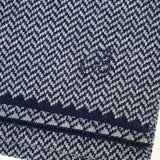 focus sur logo broussaud de l'echarpe marine à chevron