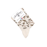 Chaussette femme mi-haute beige à motifs oiseaux marron et branches vertes avec packaging Maison Broussaud.