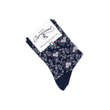 Chaussette femme moyenne bleu marine à motifs floraux blancs avec packaging Maison Broussaud.