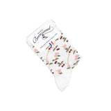 Paire de chaussettes femme mi-hautes blanches à motifs cerises rouges et fleurs roses.
