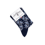 Chaussette femme mi-haute bleu marine motif oiseaux bleus et fleurs blanches avec packaging Maison Broussaud.