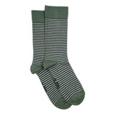 Paire de chaussettes homme moyennes vert sapin à motif jacquard rayé, présentées à plat.