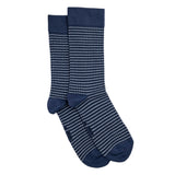 Paire de chaussettes homme moyennes bleu marine à motif jacquard rayé, présentées à plat.