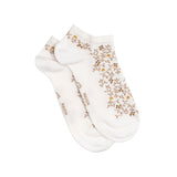 Paire de chaussettes femme courtes beiges à motifs oiseaux marron et branches vertes, présentées à plat.