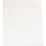 Détail de la maille dentelle blanche sur chaussette femme courte.