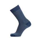 Chaussette homme moyenne bleu marine à motif jacquard rayé, vue latérale.