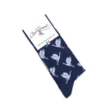Chaussette homme haute bleu marine à motifs grues blanches avec packaging Maison Broussaud.