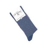 Chaussette homme moyenne bleu marine à motif jacquard rayé avec packaging Maison Broussaud.