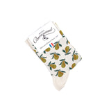 Chaussette femme courte écrue à motifs poires vertes et dorées avec packaging Maison Broussaud.