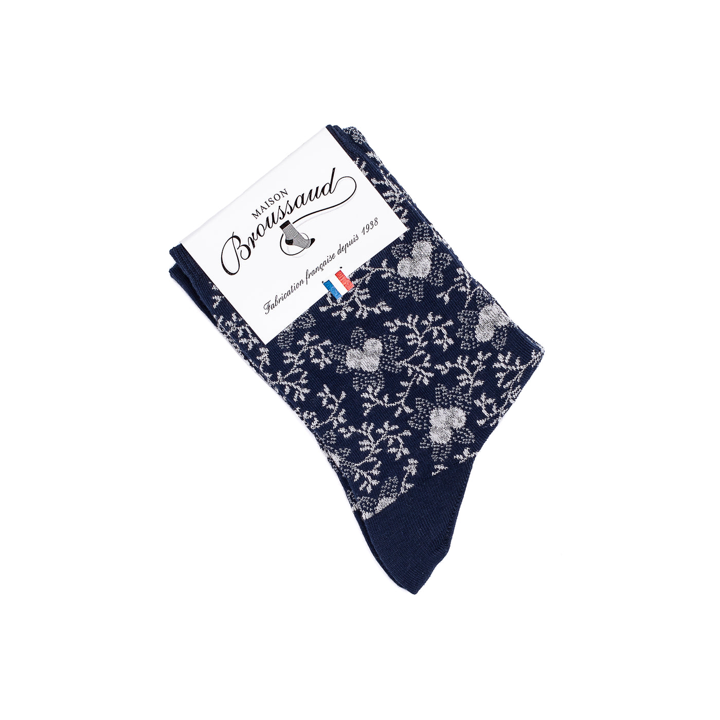 Chaussette femme moyenne bleu marine à motifs floraux blancs avec packaging Maison Broussaud.