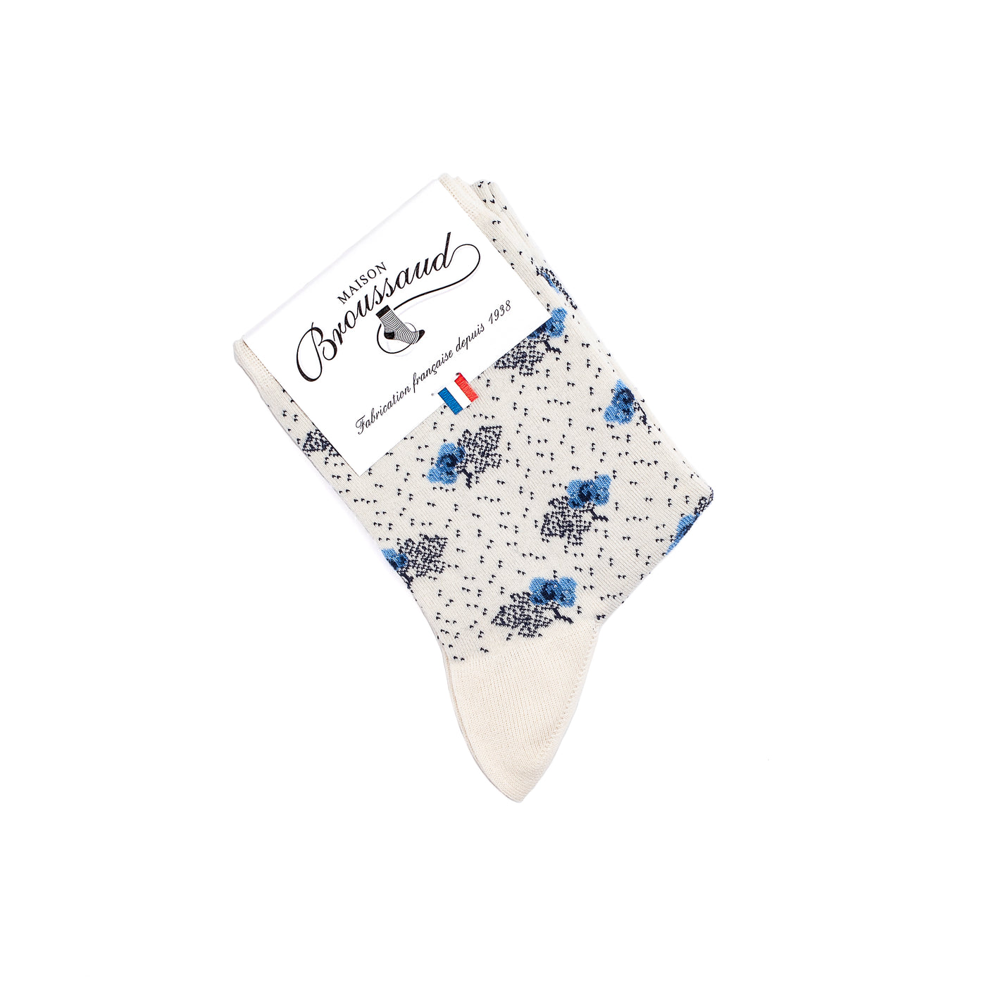 Détail du motif oiseaux gris et branches noires sur chaussette femme blanche.