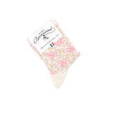 Chaussette femme moyenne blanche à motifs floraux roses et beiges avec packaging Maison Broussaud.