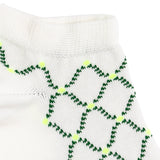 Détail de la maille blanche à motifs verts géométriques, fantaisie.