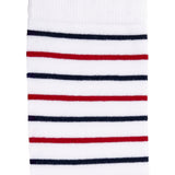 Détail des rayures rouges et bleues sur chaussette homme haute blanche.