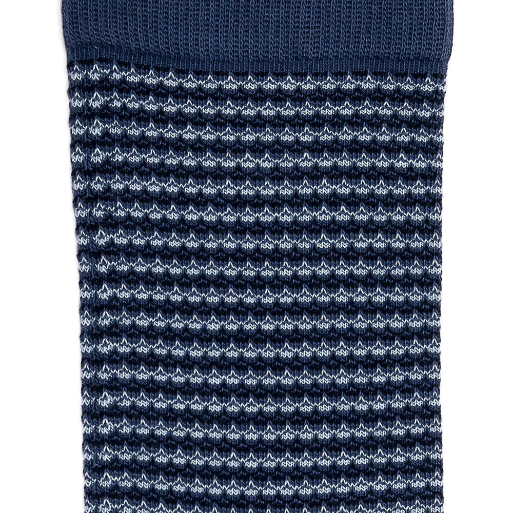 Détail du motif jacquard rayé bleu et gris sur chaussette homme moyenne.