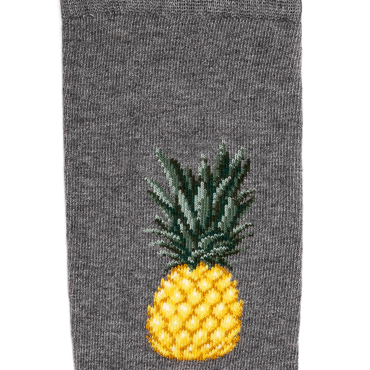 Détail de la maille grise avec broderie ananas jaune, fantaisie.