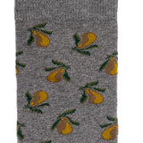 Chaussette homme mi-haute grise à motifs poires jaunes et vertes avec packaging Maison Broussaud.
