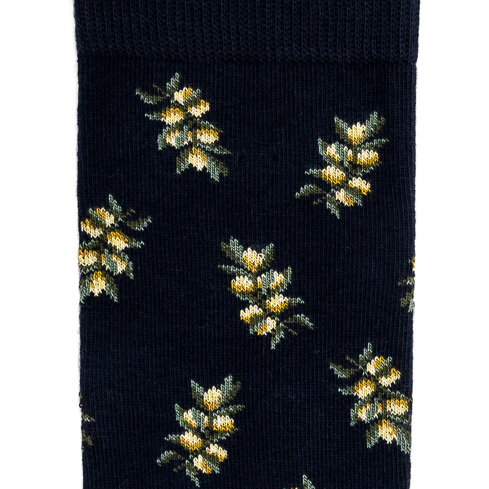 Détail motif mimosa jaune sur chaussette homme mi-haute bleu marine.