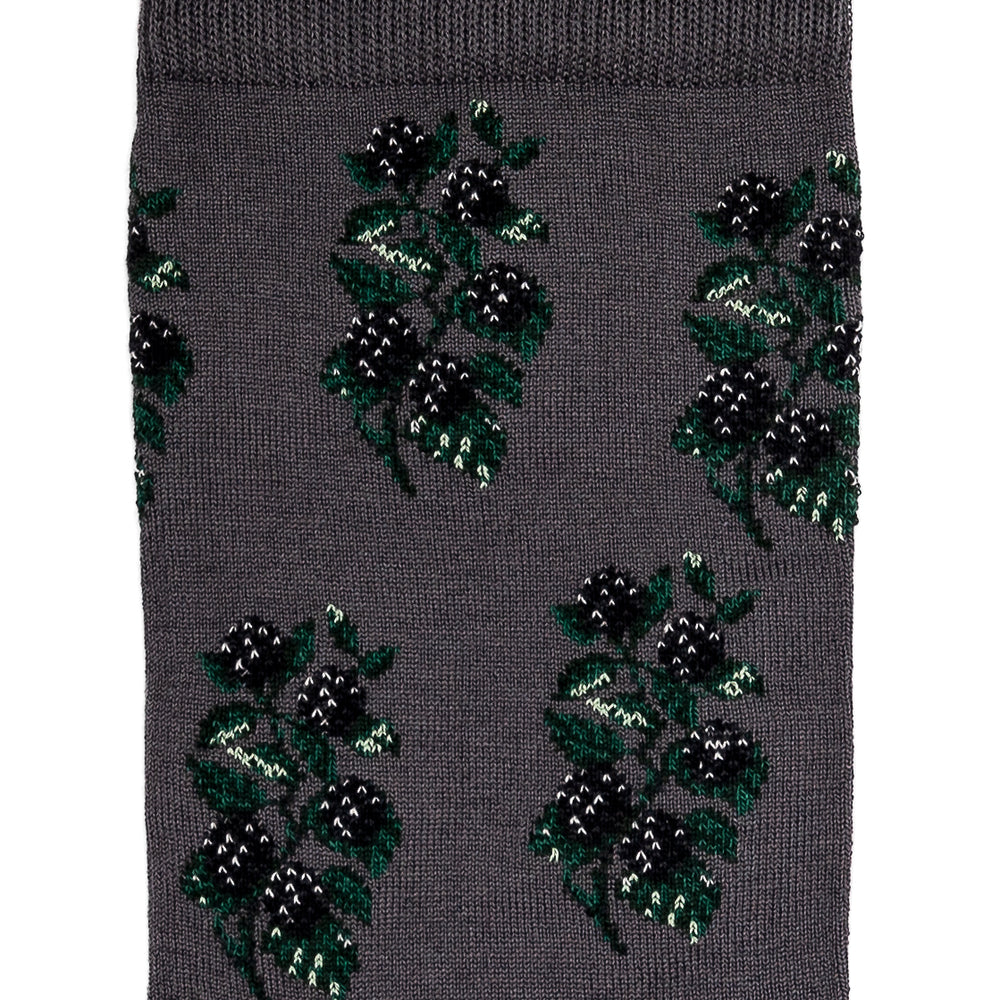 Détail motif mûres sur chaussette homme haute gris foncé
