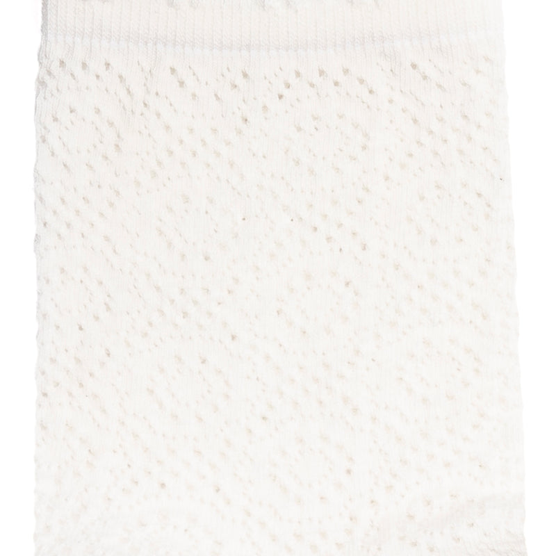 Détail de la maille dentelle blanche sur chaussette femme courte.