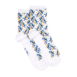 Paire de chaussettes femme mi-hautes blanches motif oiseaux bleus et jaunes, présentées à plat.