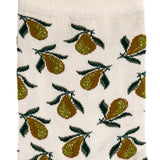 Détail motif poires vertes et dorées sur chaussette femme courte écrue.