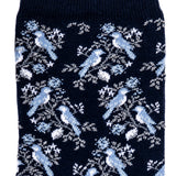 Détail motif oiseaux et fleurs sur chaussette femme mi-haute bleu marine.