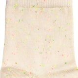 Détail maille écrue avec touches multicolores, style fantaisie.