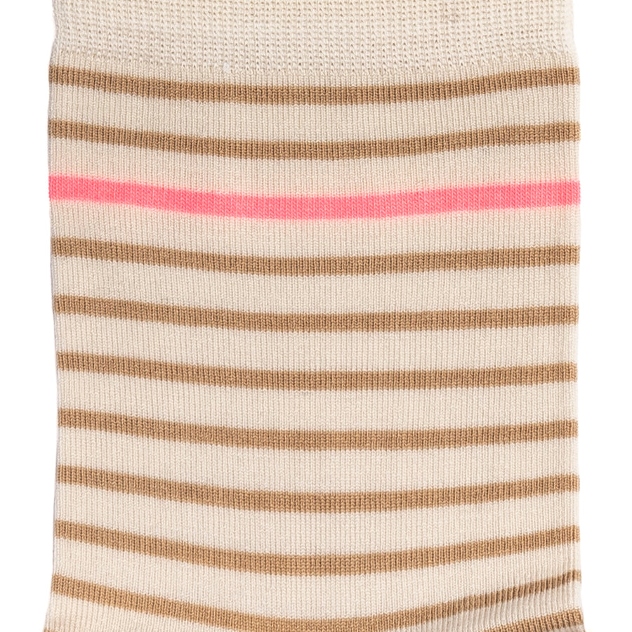 Détail des rayures beige et rose sur chaussette femme blanche.