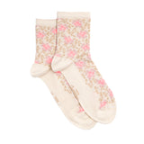 Paire de chaussettes femme moyennes blanches à motifs floraux roses et beiges, présentées à plat.
