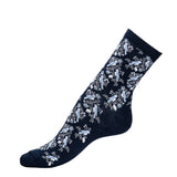 Chaussette femme mi-haute bleu marine motif oiseaux bleus et fleurs blanches.